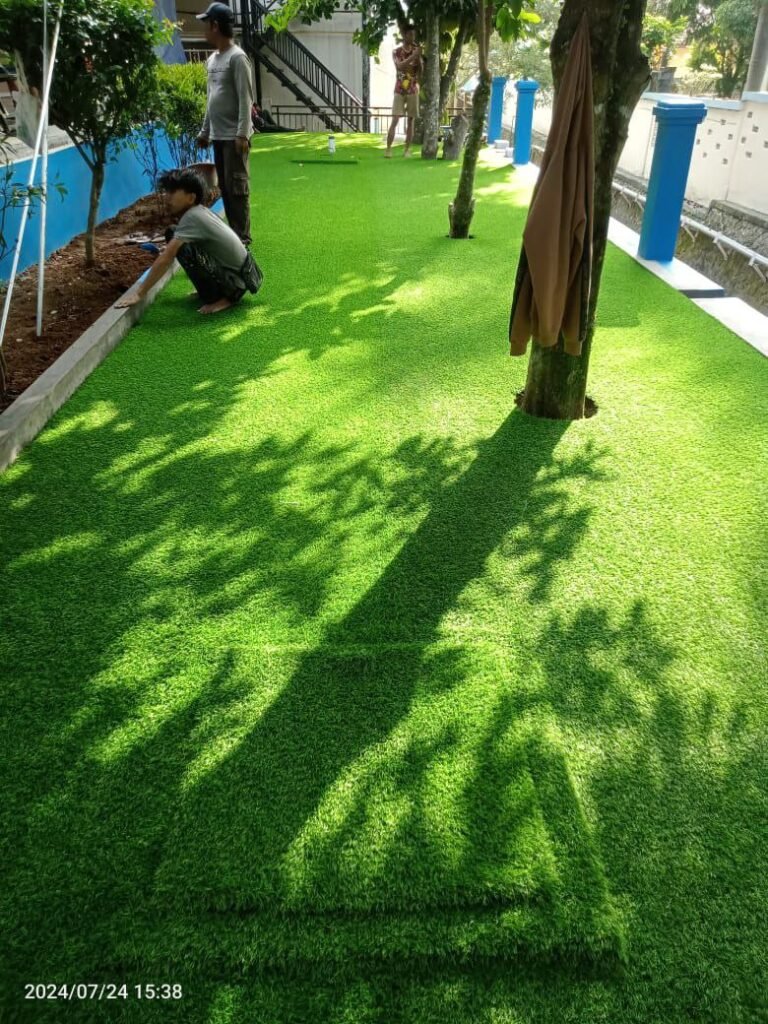 cara memasang rumput sintetis