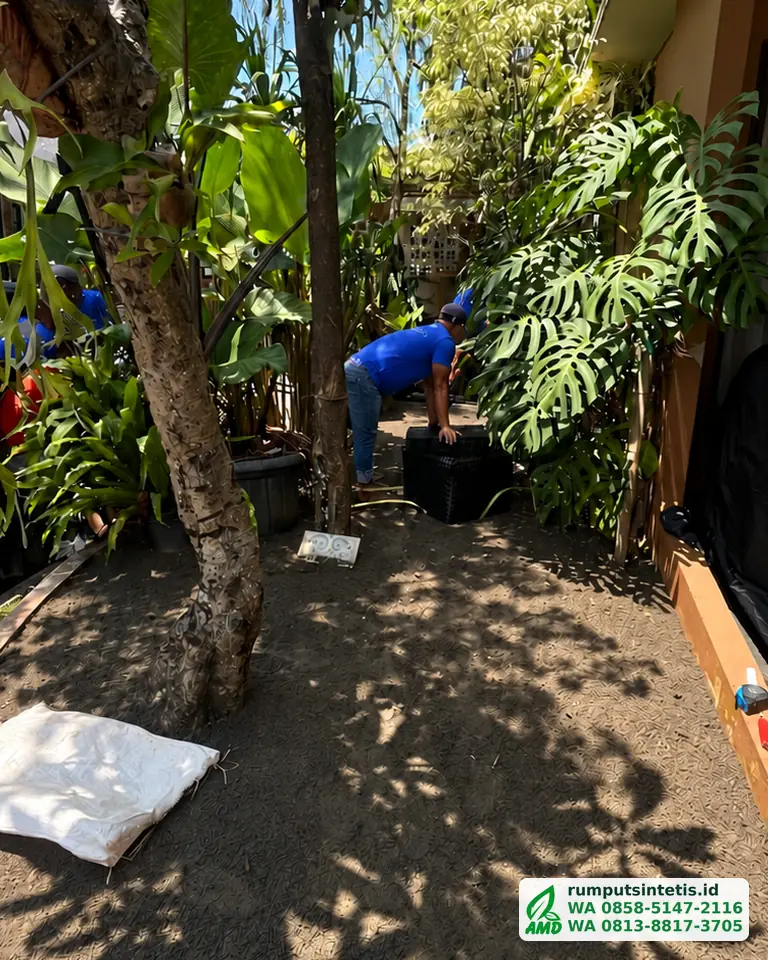 Alas taman diratakan sebelum pasang rumput sintetis