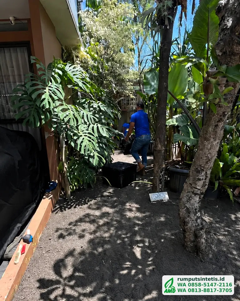 Alas taman diratakan sebelum rumput sintetis digelar