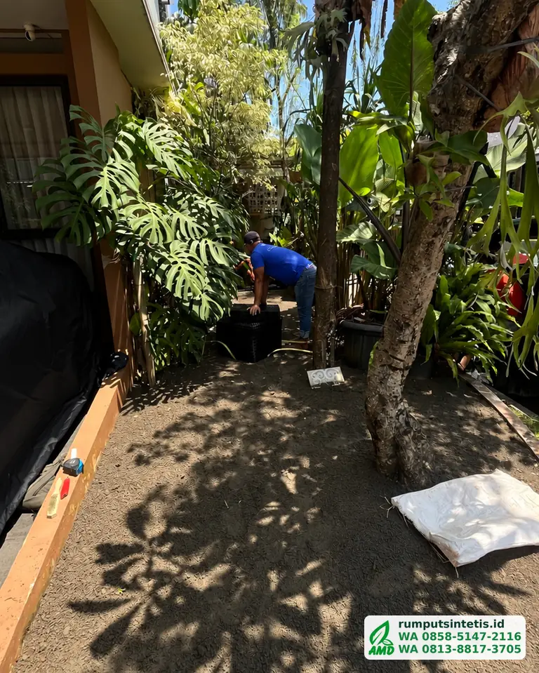 Alas taman sudah diratakan dan siap dipasang rumput sintetis