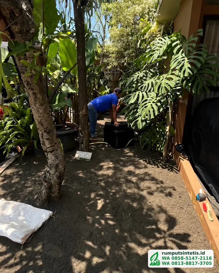 Alas tanah diratakan di taman samping sebelum rumput dipasang