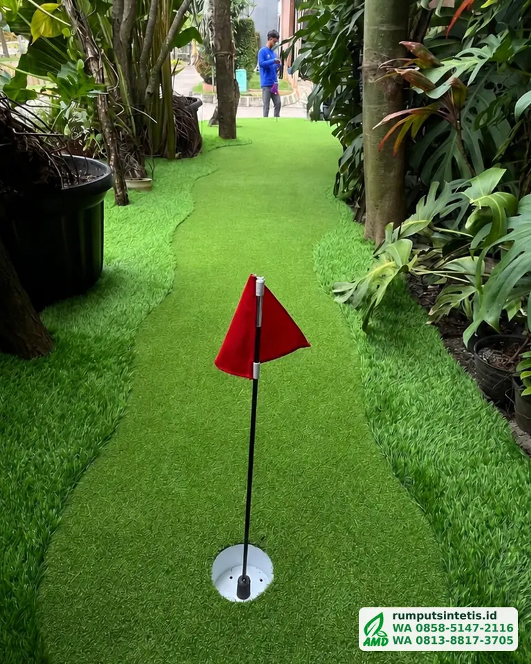 Area putting rumput sintetis di taman rumah