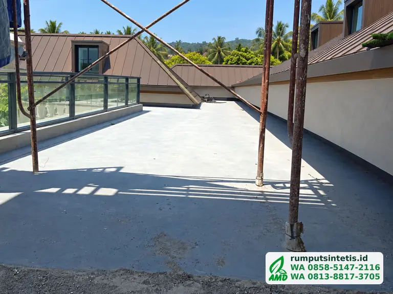Atap beton rumah yang masih kosong sebelum dijadikan taman