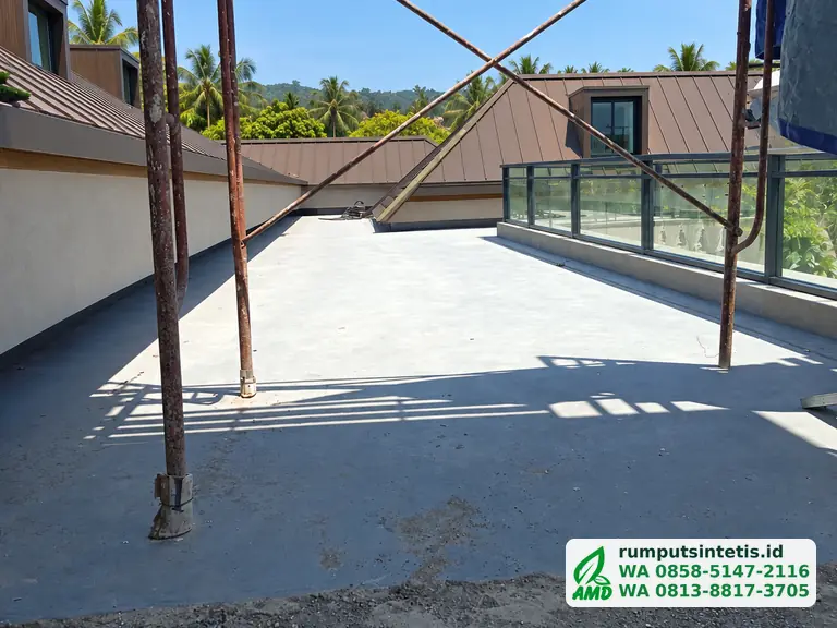 Atap beton rumah sebelum dipasang rumput sintetis