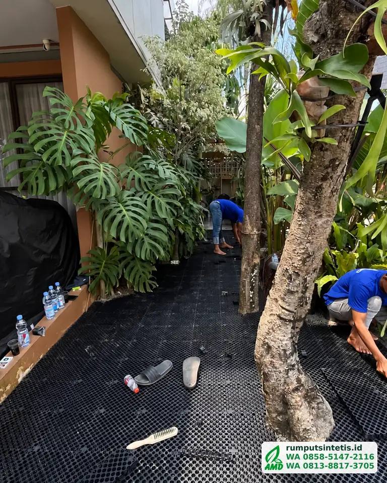 Panel drainage cell dipasang di bawah rumput sintetis supaya air hujan mengalir