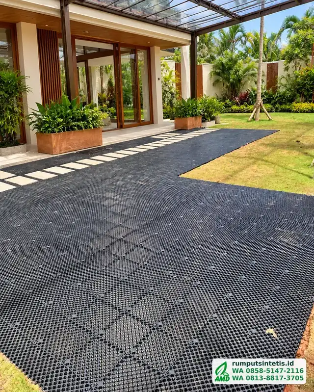 Drainage cell dipasang di halaman bawah pergola