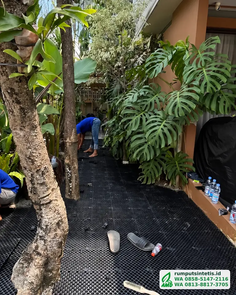 Drainage cell dipasang di halaman sebelum rumput sintetis digelar