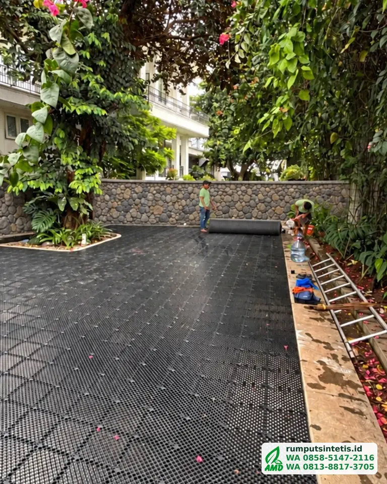 Drainage cell terpasang di halaman sebelum rumput sintetis