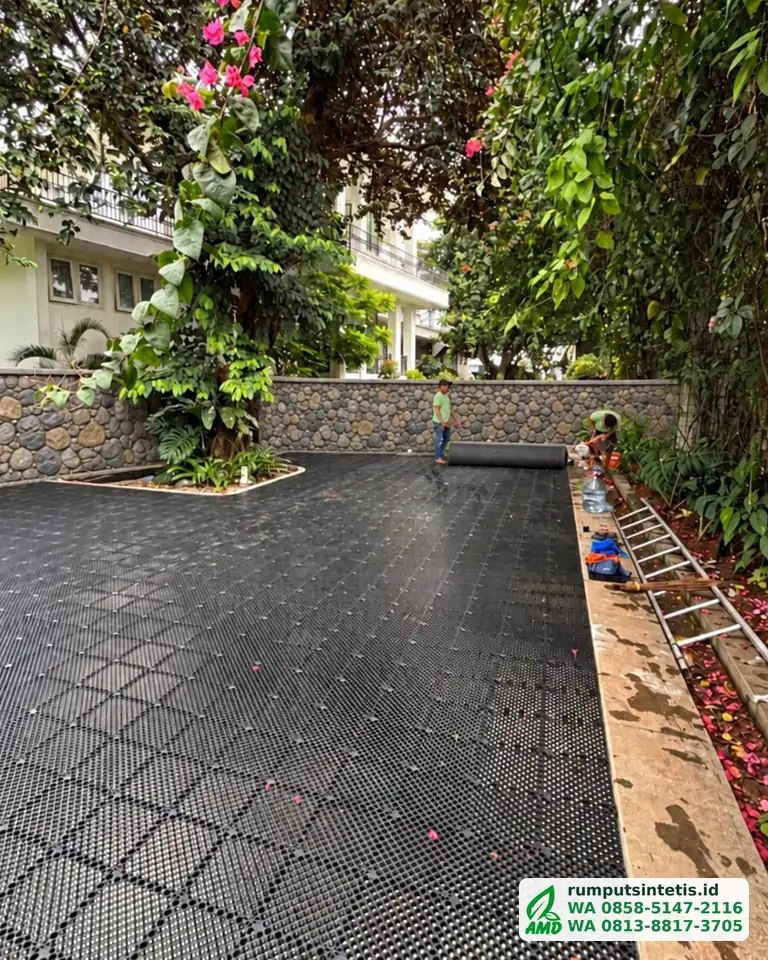 Drainage cell terpasang di taman sebelum rumput sintetis