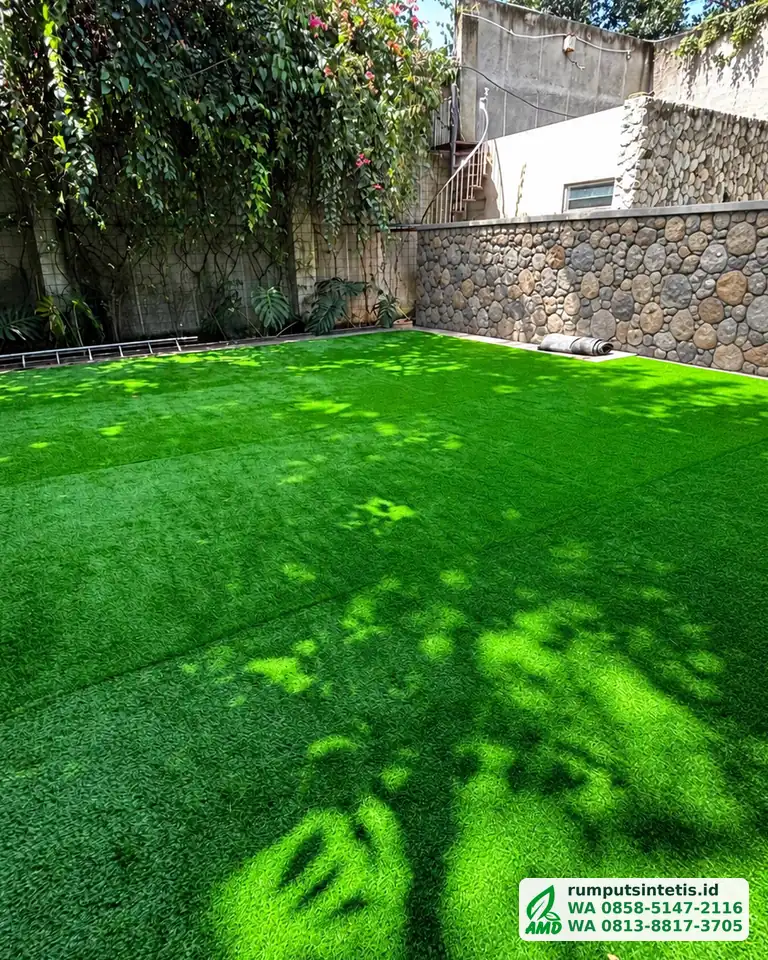 Halaman taman dengan rumput sintetis dan dinding tanaman rambat