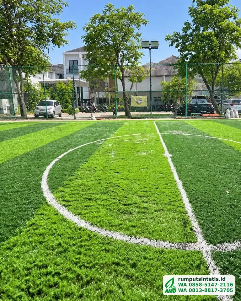 Lapangan futsal rumput sintetis dua warna hijau