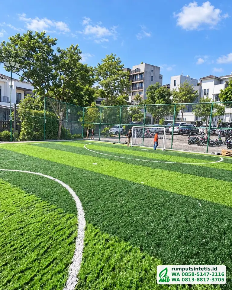 Garis putih lapangan futsal dari rumput sintetis