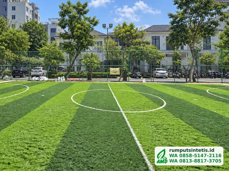 Garis tengah lapangan futsal rumput sintetis