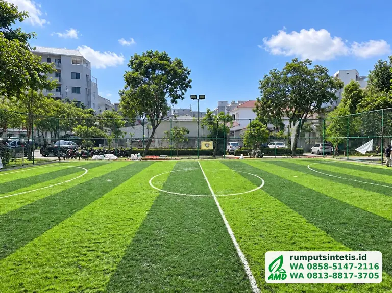 Permukaan rumput sintetis futsal setelah dipasang