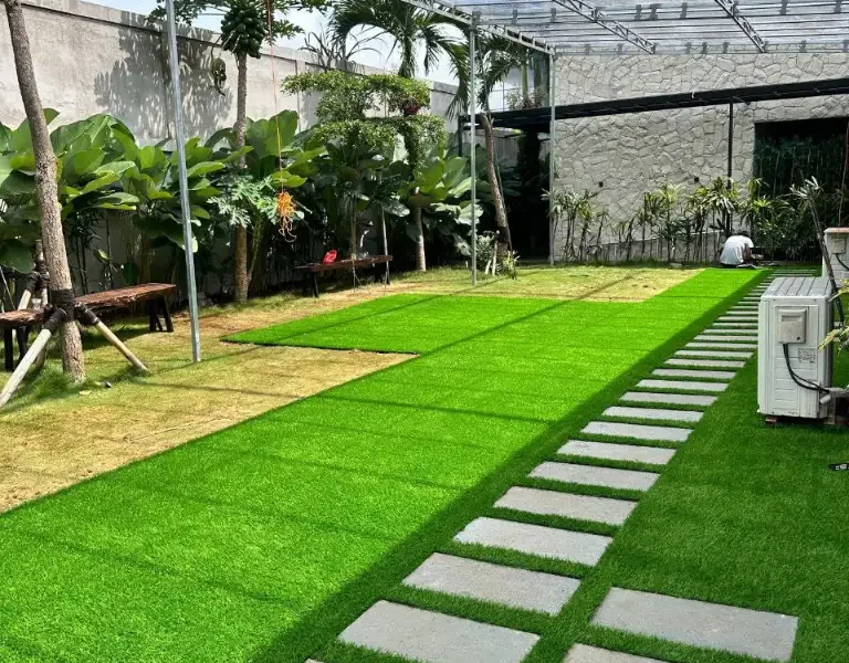 Jual Rumput Sintetis Surabaya: Taman Tetap Hijau Tanpa Repot