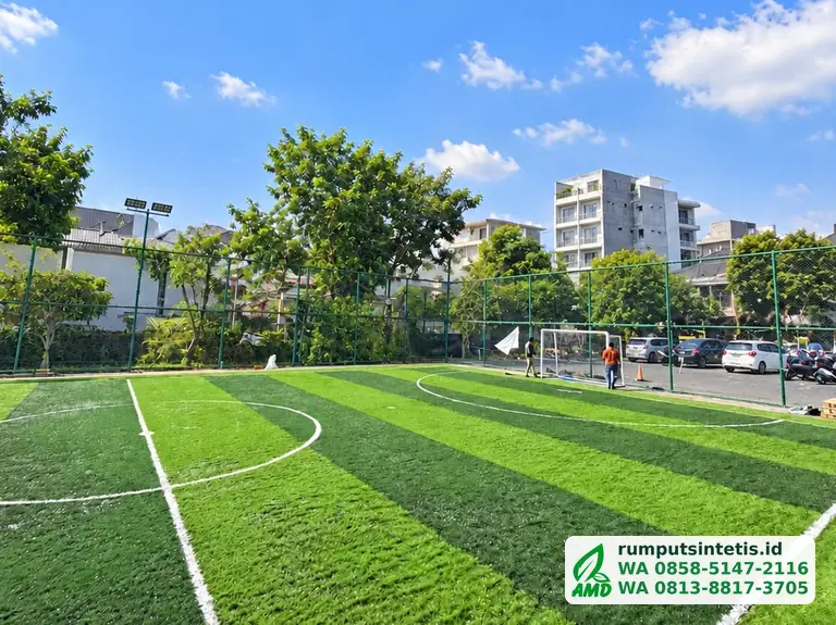 Lapangan futsal rumput sintetis dengan garis putih