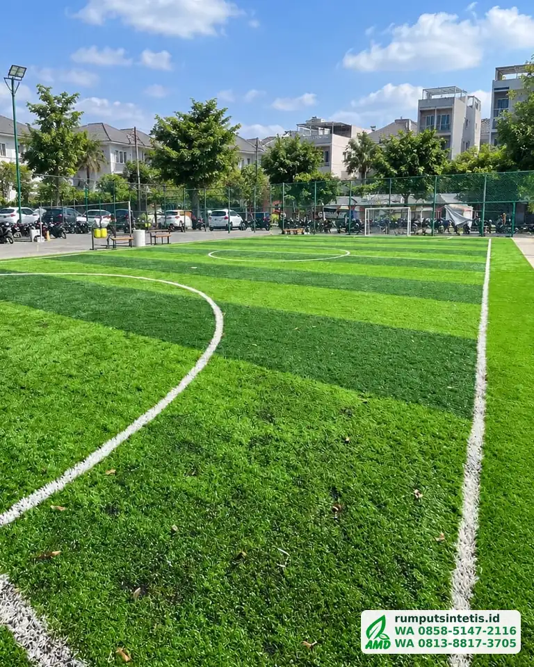 Lapangan futsal rumput sintetis dengan garis tengah