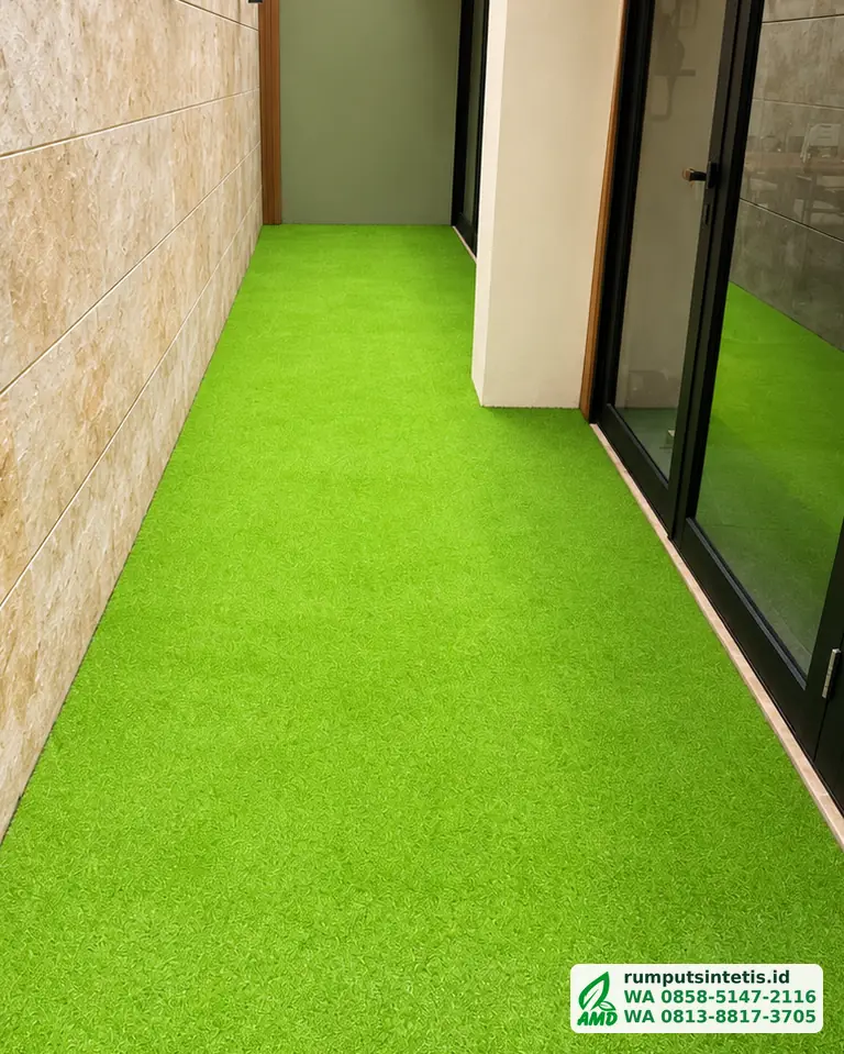 Lorong samping rumah setelah dipasang rumput sintetis