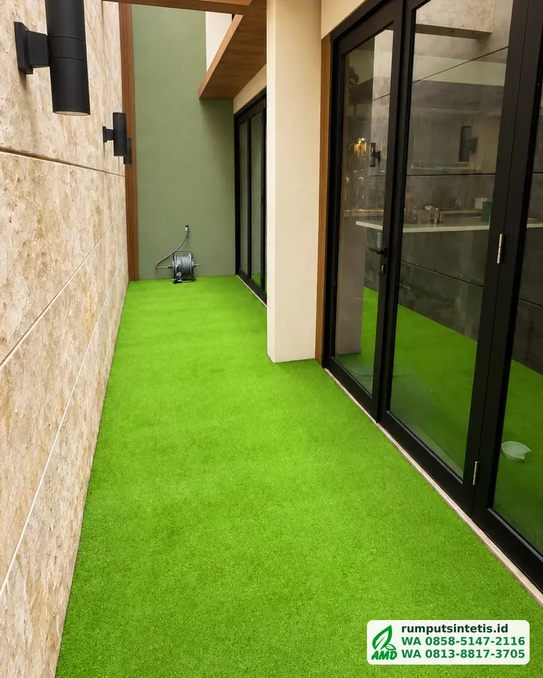 Lorong samping rumah setelah dipasang rumput sintetis