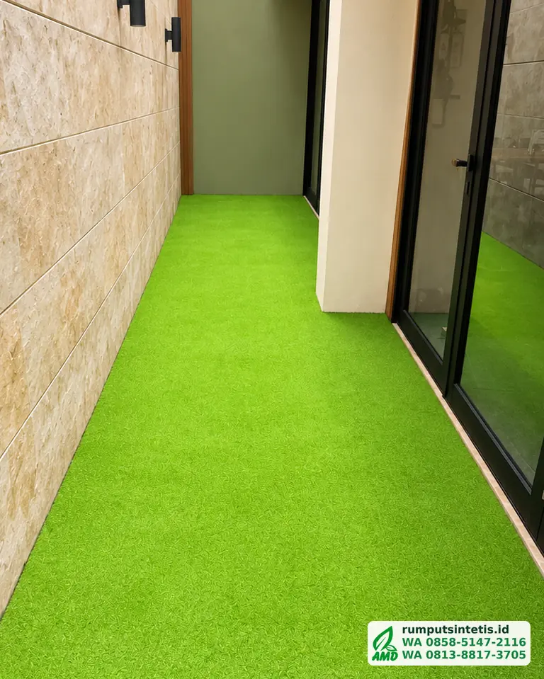 Lorong samping setelah dipasang rumput sintetis