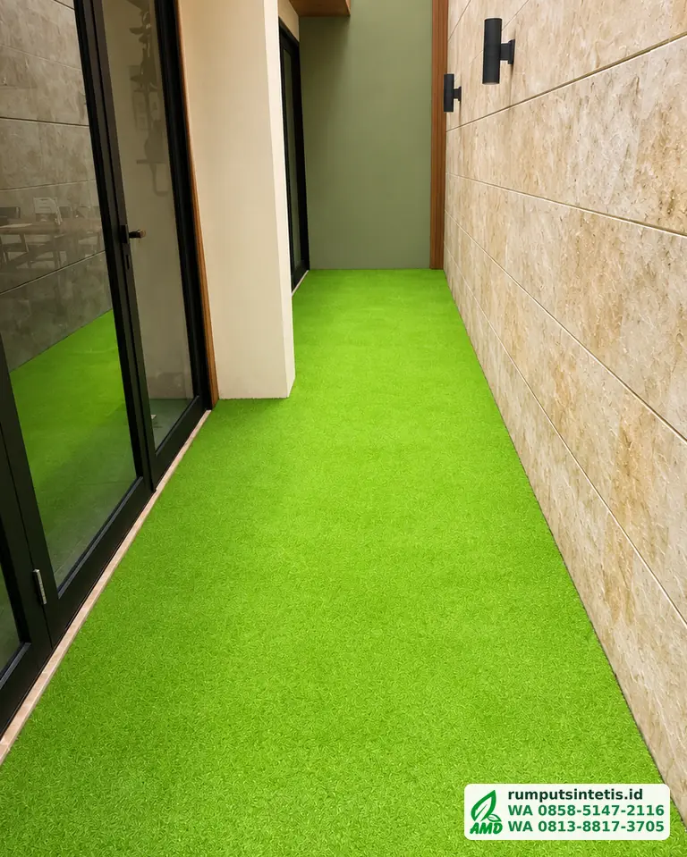 Lorong sempit setelah dipasang rumput sintetis