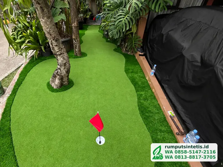 Lubang dan bendera pada putting green rumput sintetis di rumah