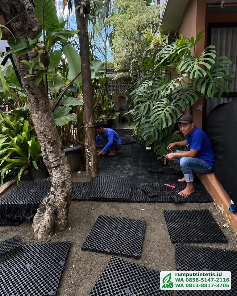 Memasang drainage cell sebelum rumput sintetis digelar