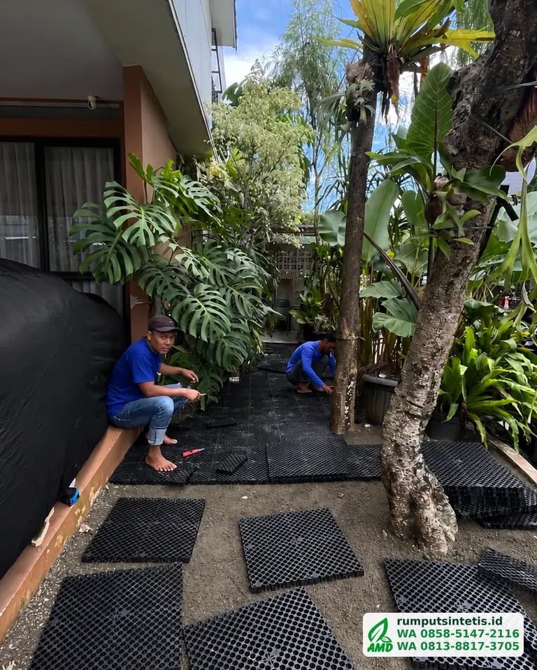 Panel drainage cell dipasang menutup area sebelum rumput sintetis digelar