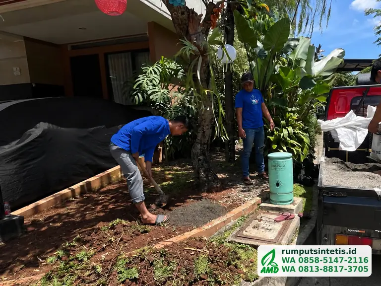 Membongkar rumput dan tanah lama sebelum pasang rumput sintetis