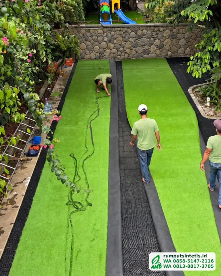 Menggelar gulungan rumput sintetis di taman samping rumah