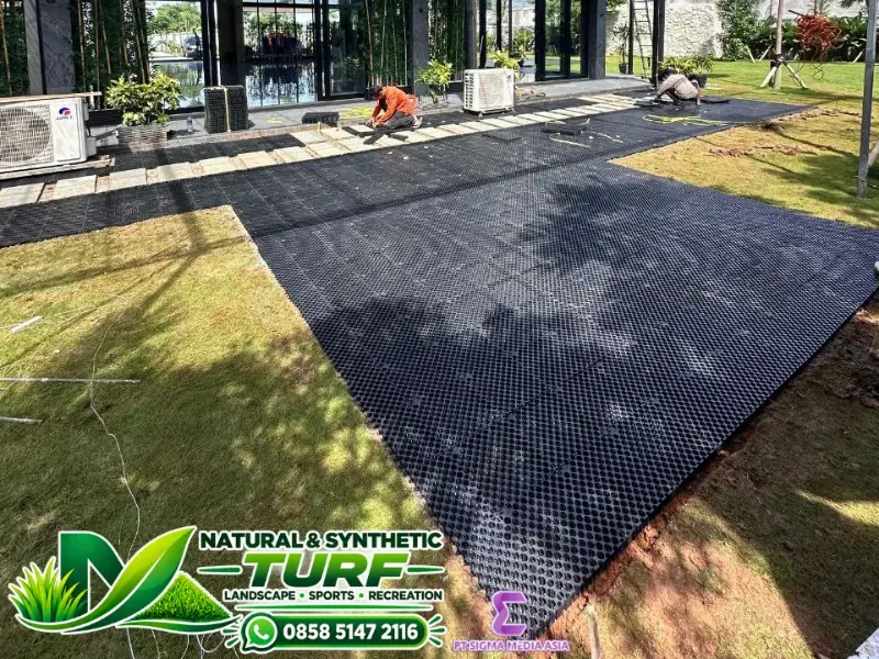 Alas drainase dipasang di atas tanah sebelum rumput sintetis digelar
