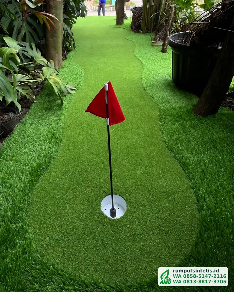 Putting green rumput sintetis di taman depan rumah