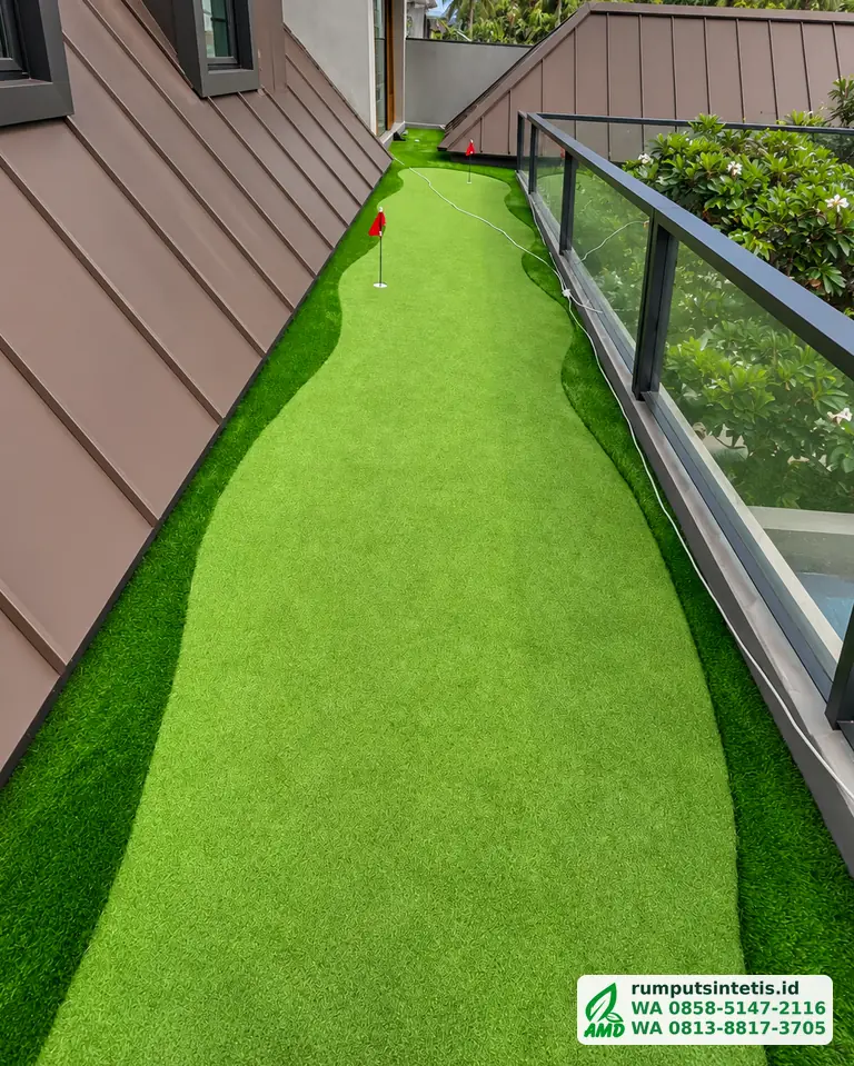 Putting green rumput sintetis di rooftop hasil pemasangan tim kami