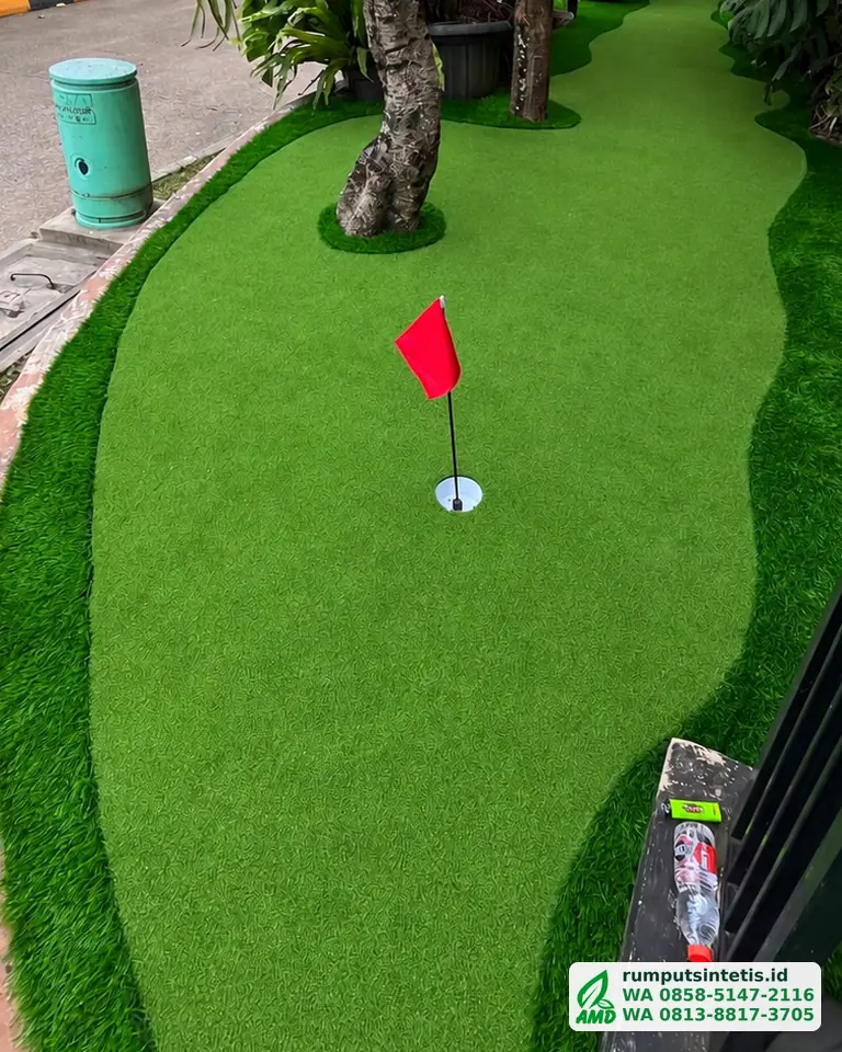 Putting green rumput sintetis di taman depan rumah