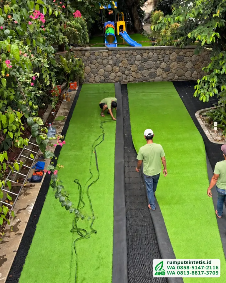 Roll rumput sintetis digelar di atas drainage cell