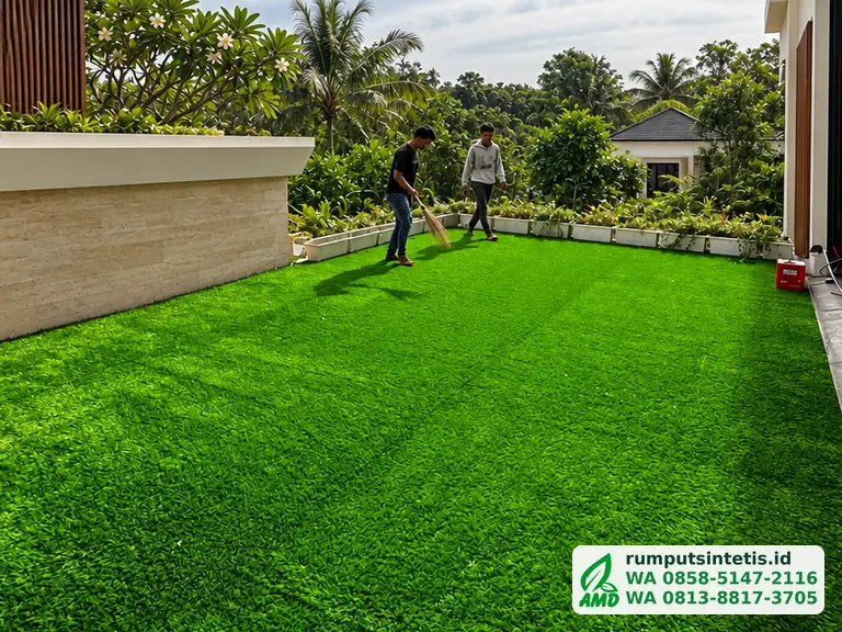 Tukang merapikan rumput sintetis Swiss 30 mm yang baru dipasang di rooftop