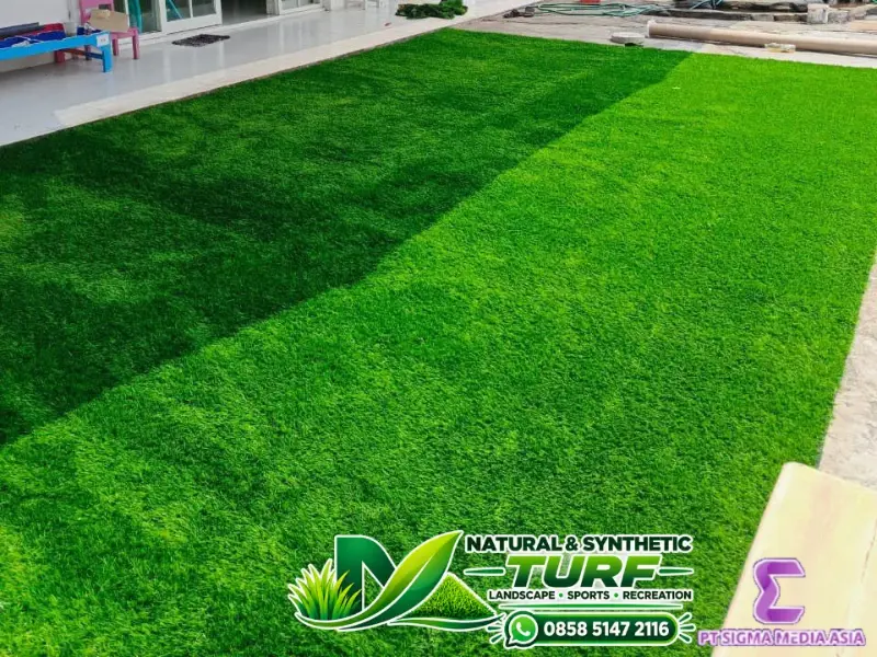 Halaman depan kantor berlapis rumput sintetis yang rapi