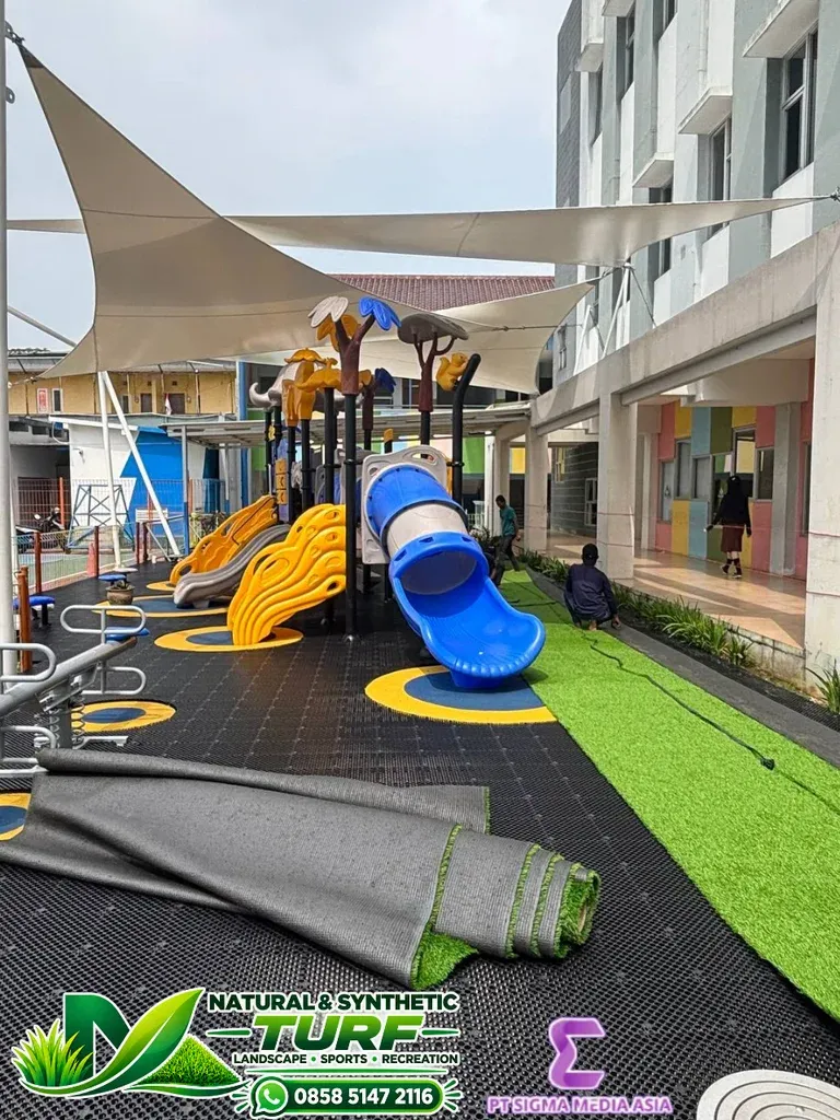 Area playground saat proses pemasangan rumput sintetis