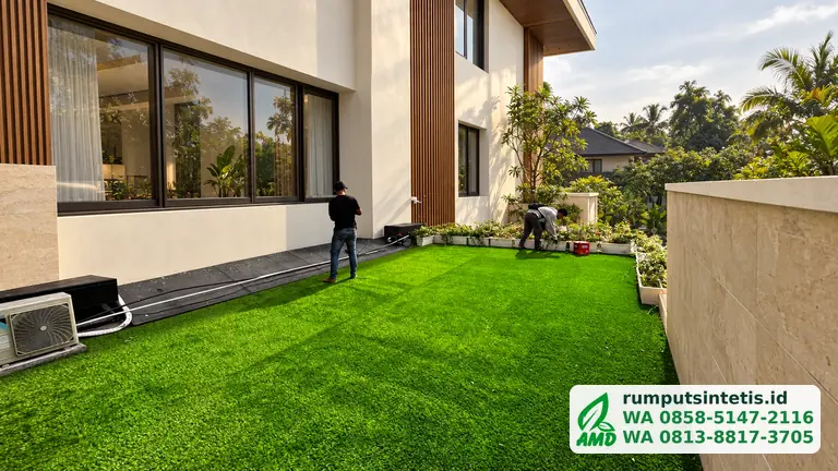 Rooftop rumah dengan rumput sintetis Swiss 30 mm yang sudah selesai dipasang