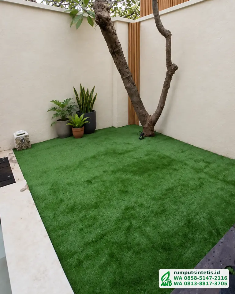 Taman belakang rumah yang tidak luas dengan rumput sintetis, hasil pemasangan tim kami