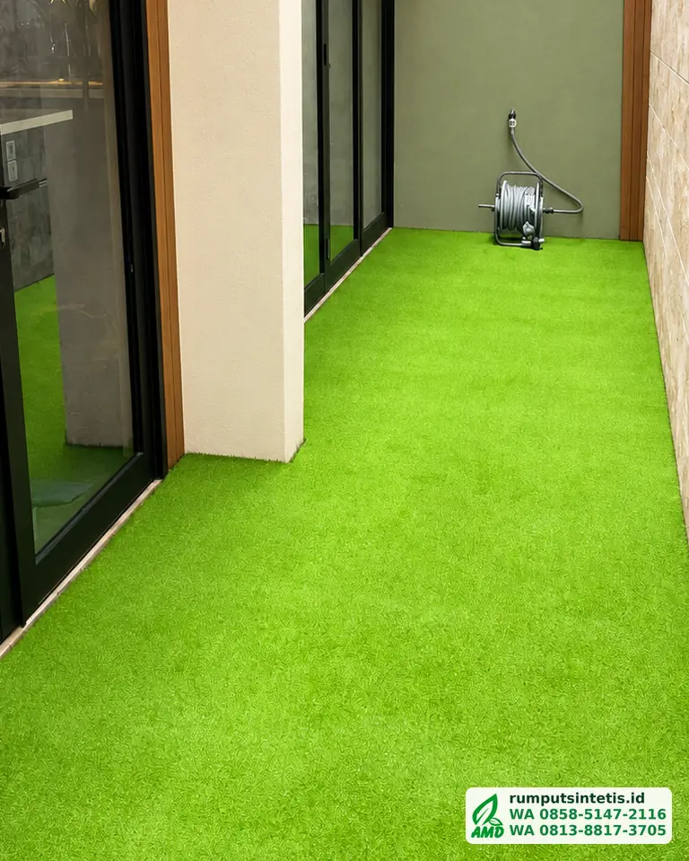 Samping rumah dengan rumput sintetis yang rapi