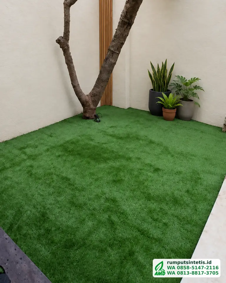 Taman belakang dengan rumput sintetis di sekitar pohon
