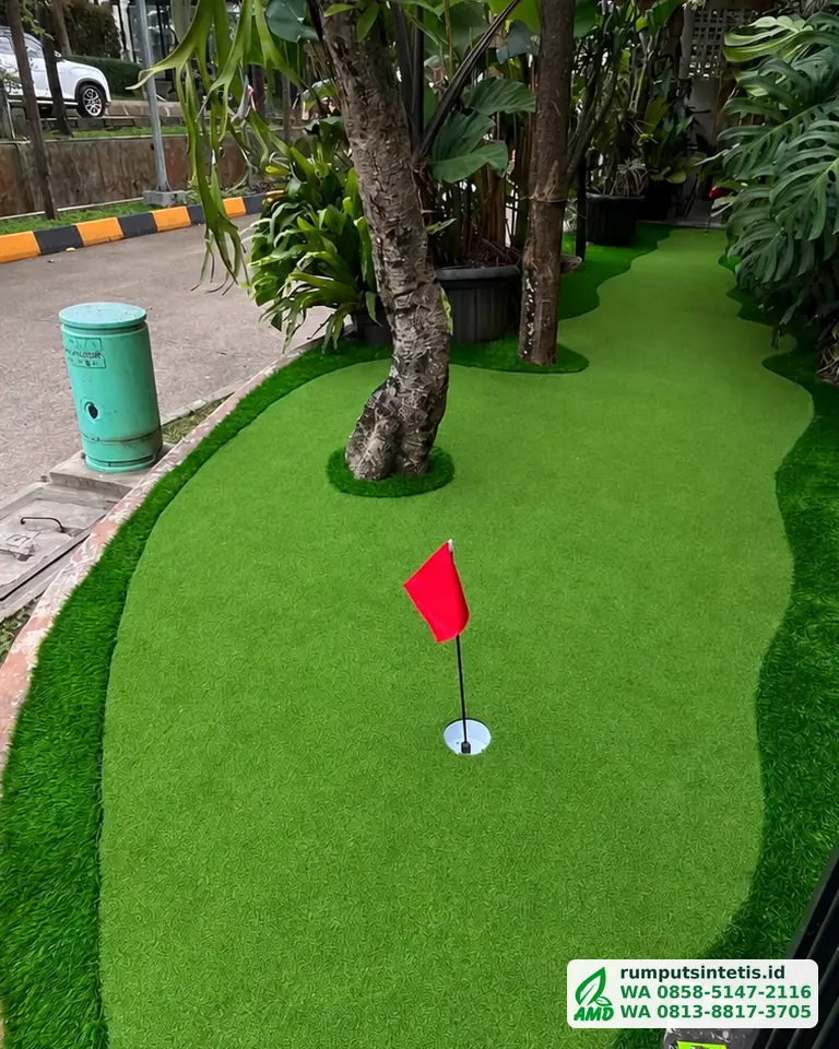 Taman depan dengan rumput sintetis dan area putting