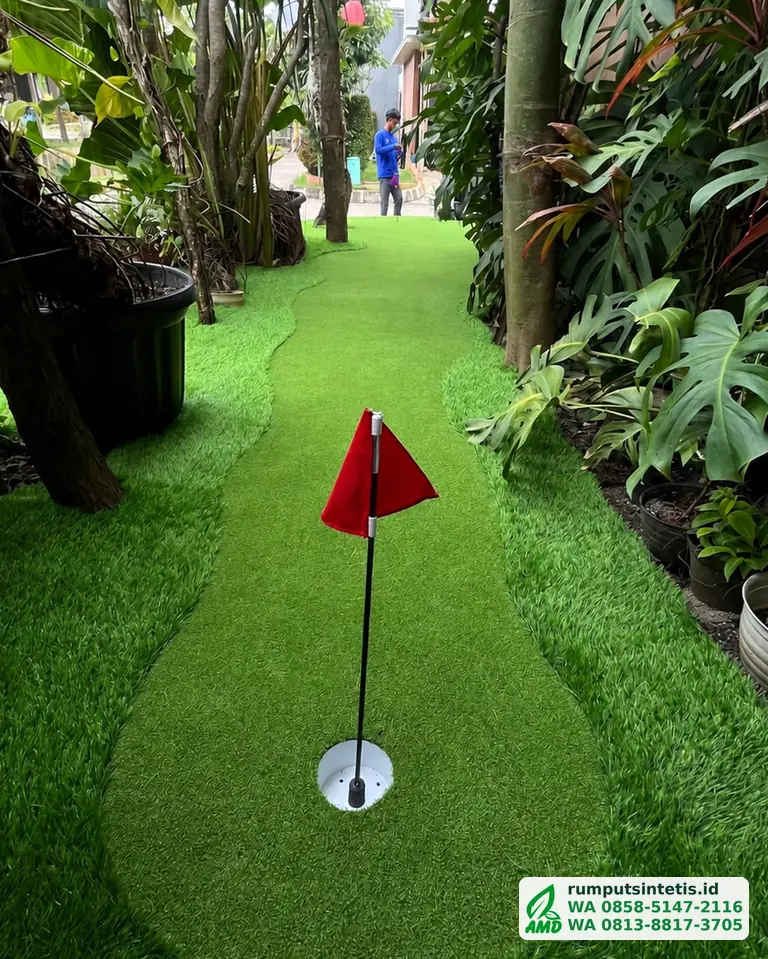 Taman rumah dengan rumput sintetis dan putting green kecil