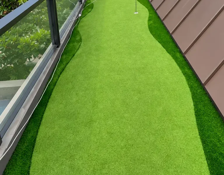 Rumput Sintetis untuk Rooftop, Balkon, dan Kafe: Panduan & Biaya