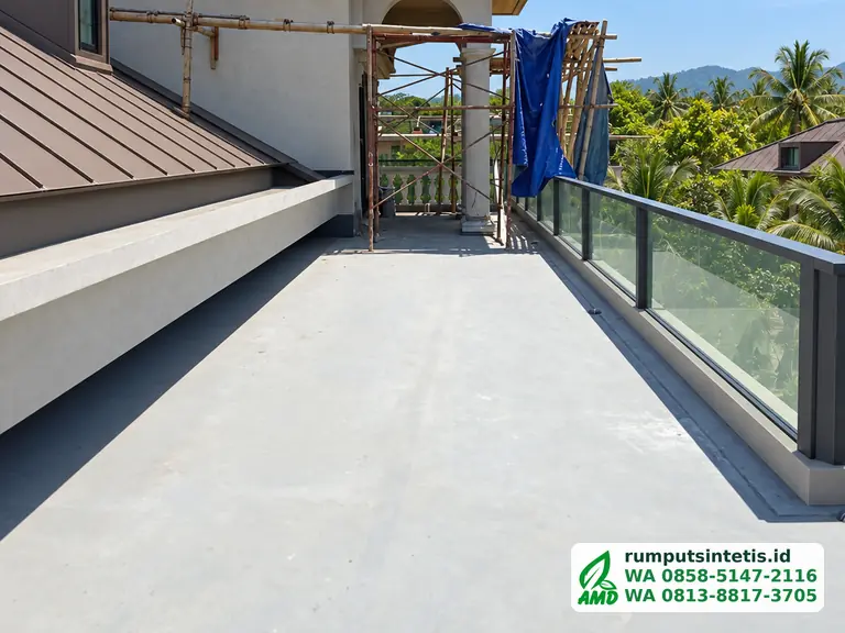 Teras atas berlantai beton sebelum dipasang rumput sintetis