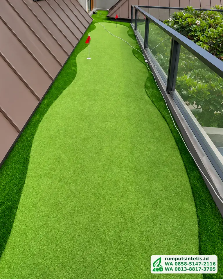 Teras atas dengan rumput sintetis dan area putting