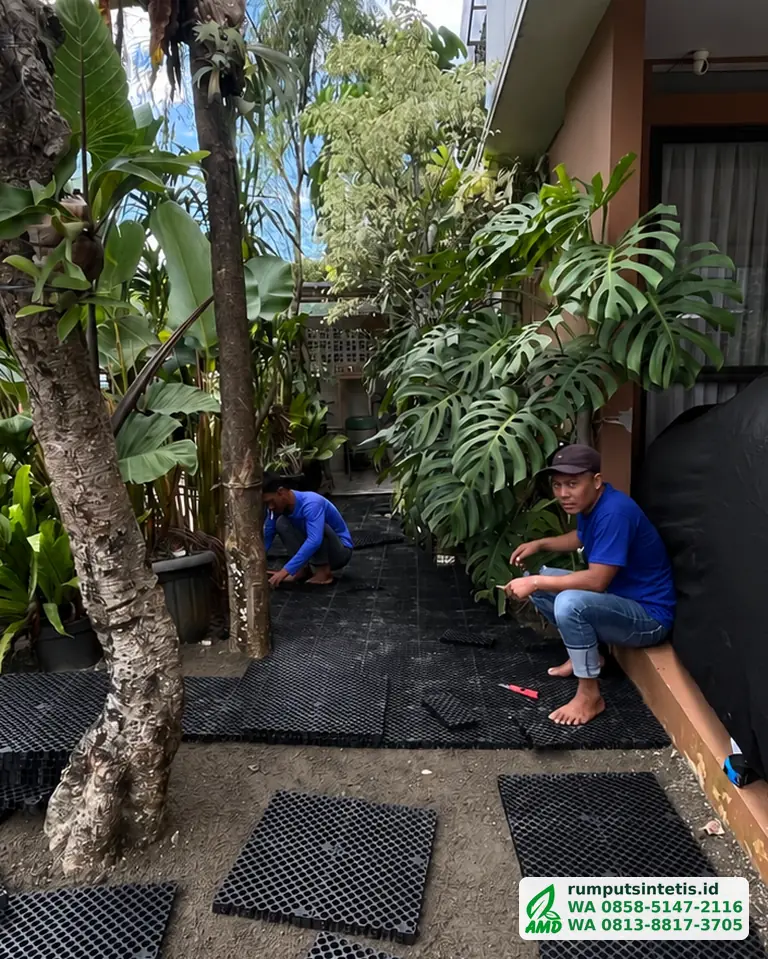 Tim memasang panel drainage cell sebelum rumput sintetis