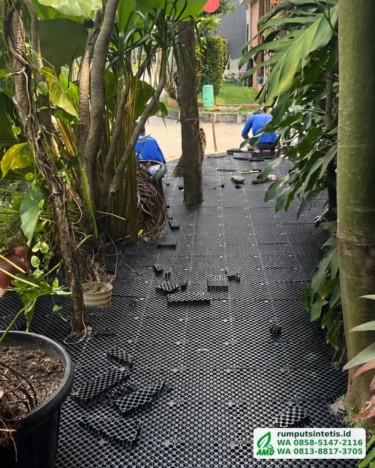 Tim memasang panel drainage cell sebelum rumput sintetis digelar